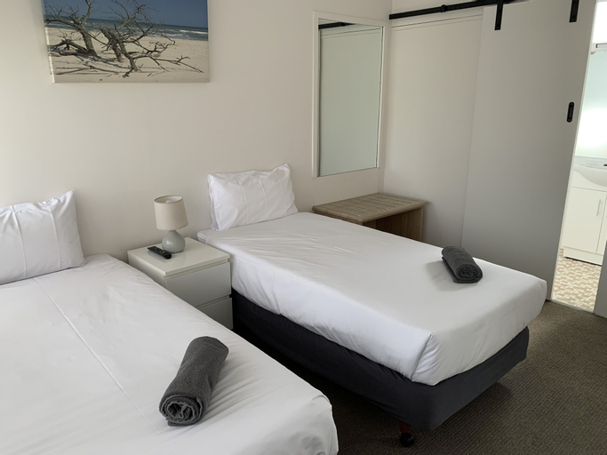Bedroom 2, Guichen Bay Motel, Robe
