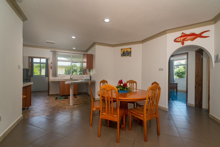 Food & Drinks, 340 Mountain View Apartments