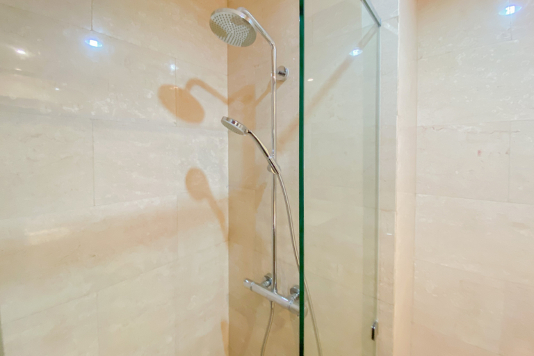 Bathroom 5, Good Choice and Elegant Studio Menteng Park Apartment By Travelio, Jakarta Pusat