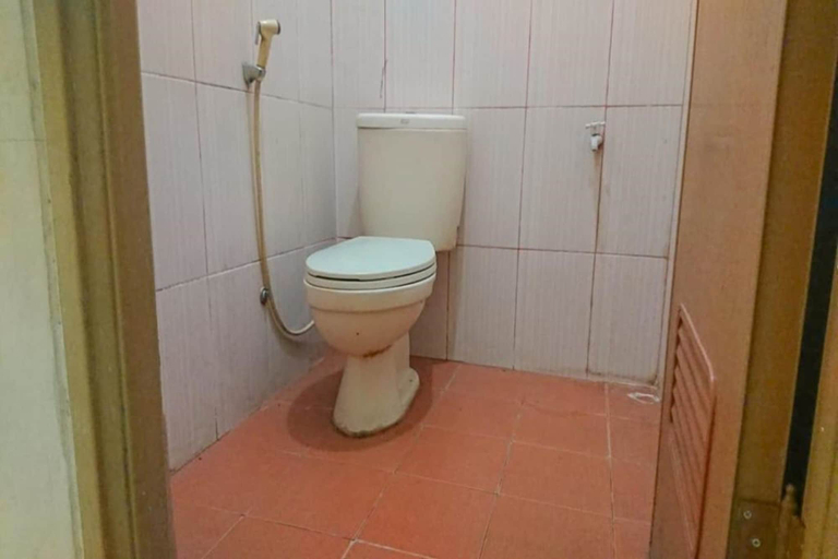 Bathroom, OYO 93117 Penginapan Tiga Dara, Jayapura