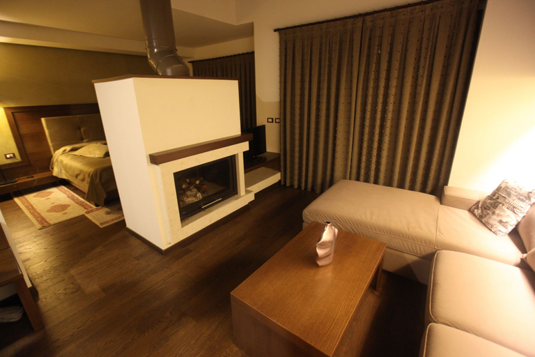 Others 5, Hotel Alpin, Vlorës