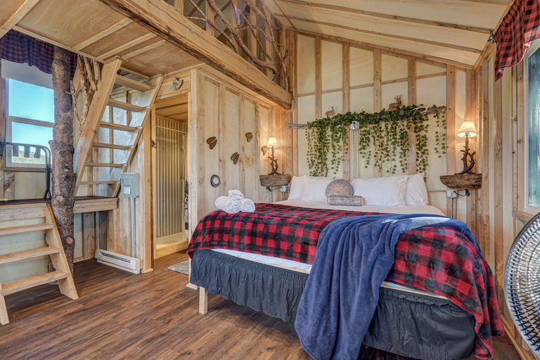 Bedroom 1, Tree Deer Blind, Douglas