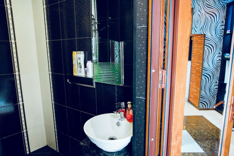 Bathroom 4, Studio Apartment in Old City, Baku