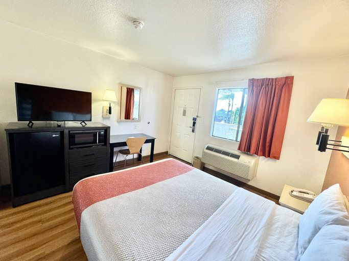 Bedroom 2, Studio 6 Suites – Bellflower, Ca  - Los Angeles, Los Angeles