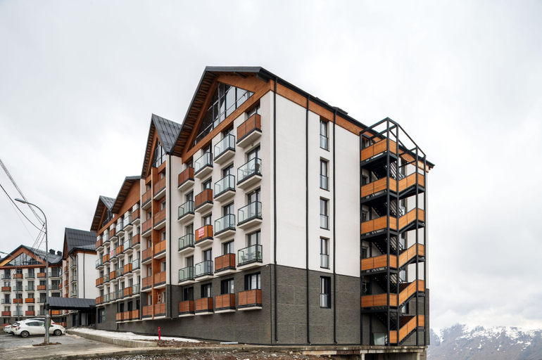 Exterior & Views