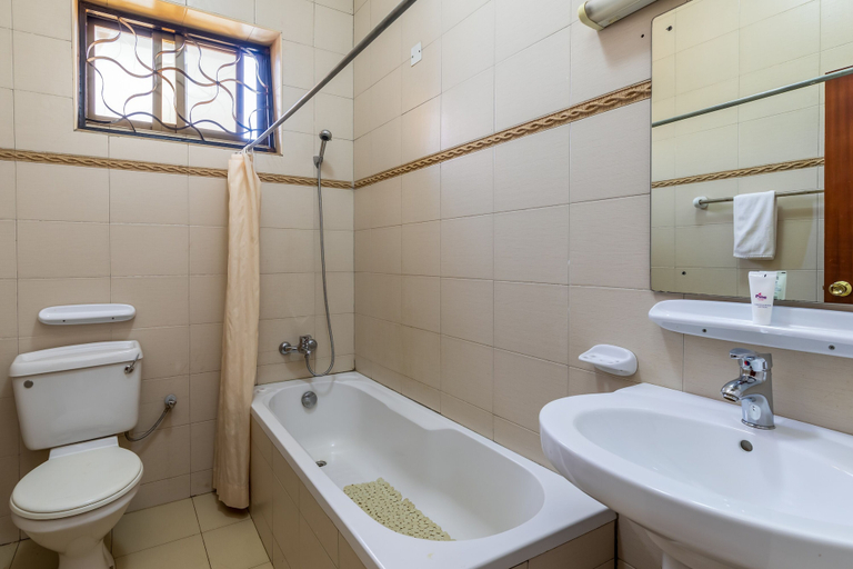 Bathroom 4, ENTEBBE TRAVELLER'S HOTEL, Entebbe