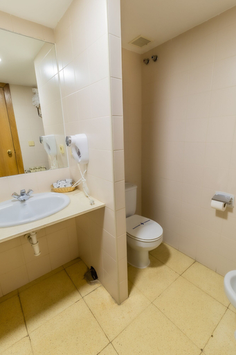 Bathroom 5, Hotel Alhama, Navarra