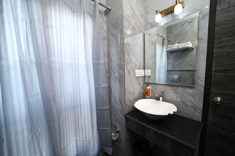 Bathroom 4, Hotel Thor, Agra