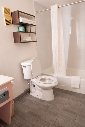 Bathroom 5, Howard Johnson by Wyndham Clearwater / Dunedin, Pinellas
