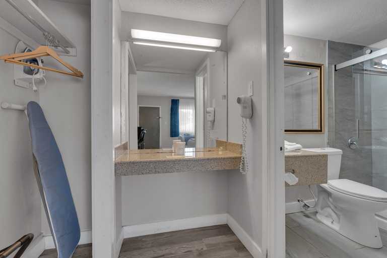 Bathroom 5, Days Inn by Wyndham Wrightstown McGuire AFB/Bordentown, Burlington