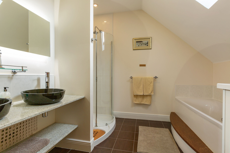 Bathroom 2, Dun Ard