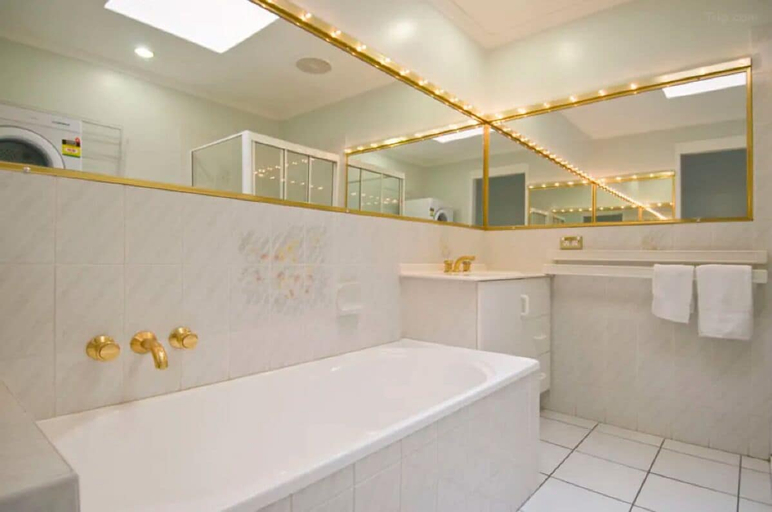 Bathroom 3, Bay Hideaway Resort, Hervey Bay - Pt A