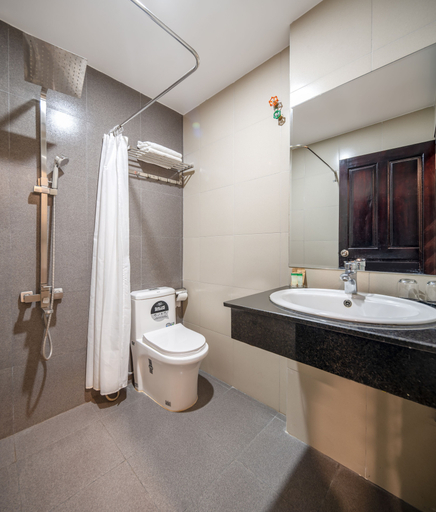 Bathroom 5, Phuong Dong Hotel & Apartment, Qui Nhơn