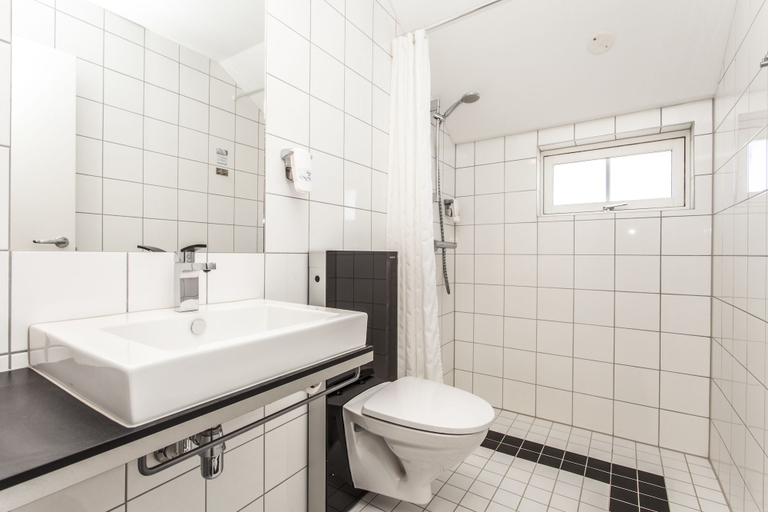 Bathroom 5, Reenskaug Hotel, Frogn