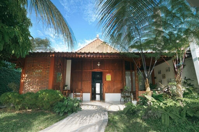 Syariah Java ambience villa 3BD with shared pool, Yogyakarta