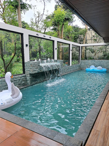Sport & Beauty, Pet-Friendly 5BR Villa Getaway with Private Pool, Bogor
