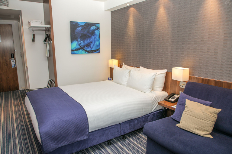 Bedroom 3, Holiday Inn Express LONDON - HEATHROW T5 by IHG, Slough