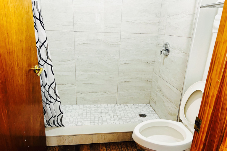 Bathroom 4, Western Motel, Thomas