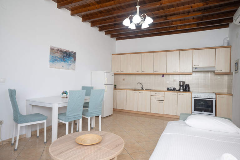 Others 4, Mykonos Stylish Ivory Apt w Shared Pool, South Aegean
