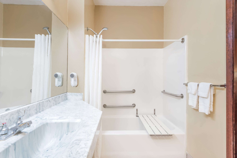 Bathroom 4, Super 8 by Wyndham Weslaco, Hidalgo