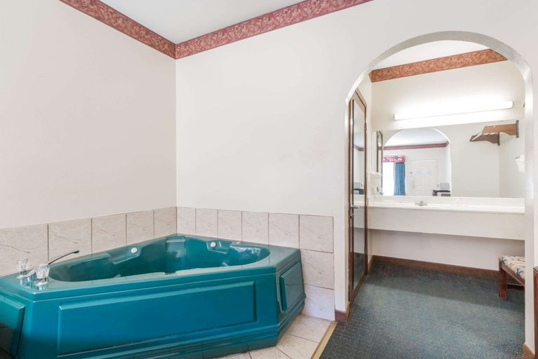 Bathroom 4, Super 8 by Wyndham Weslaco, Hidalgo
