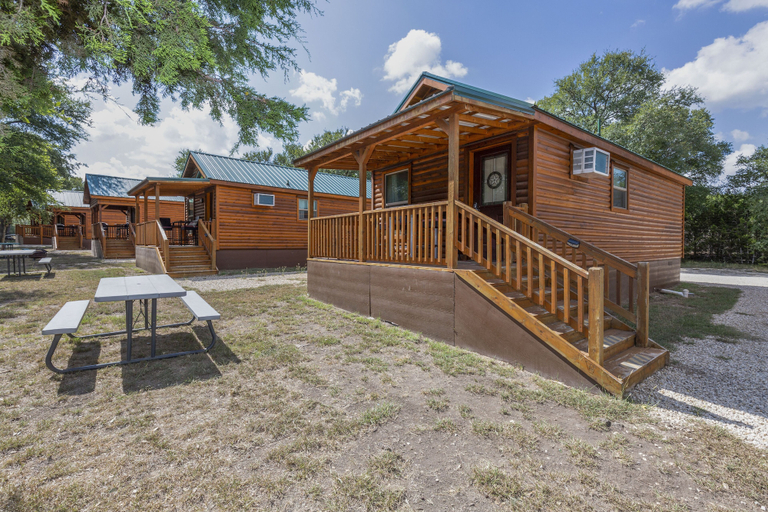 Exterior & Views 2, Al's Hideaway Cabin and RV Rentals LLC, Bandera