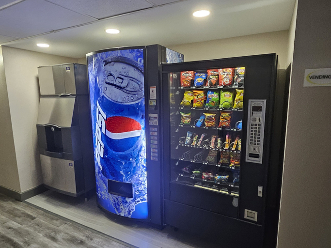 Food & Drinks 5, Super 8 by Wyndham Buffalo, Leon