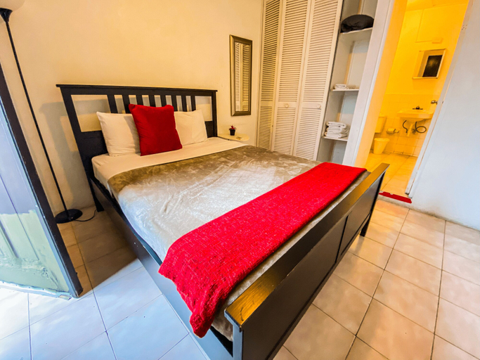 Bedroom 2, Gladiolas 2201