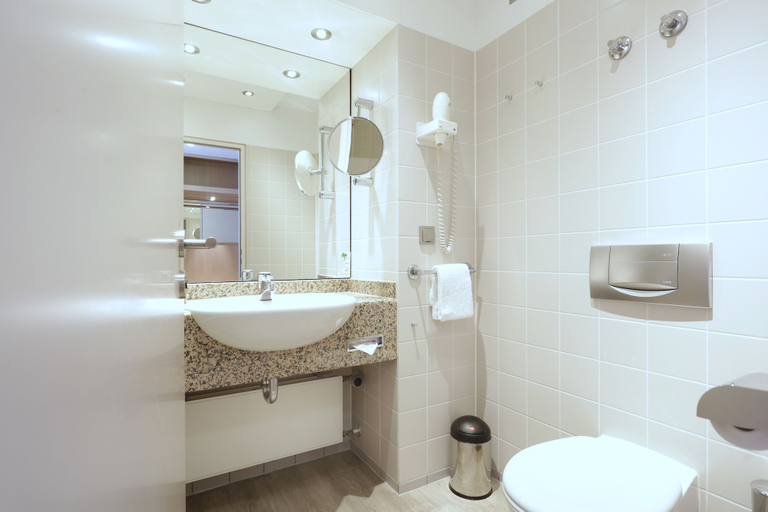 Bathroom 4, Lindner Hotel Dusseldorf Airport, part of JdV by Hyatt, Düsseldorf