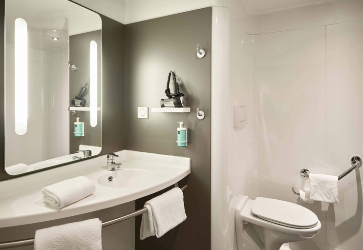 Bathroom, B&B HOME Vélizy, Yvelines