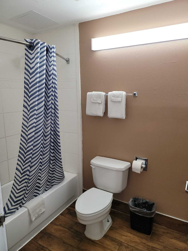 Bathroom 4, Texas Inn & Suites Raymondville, Willacy