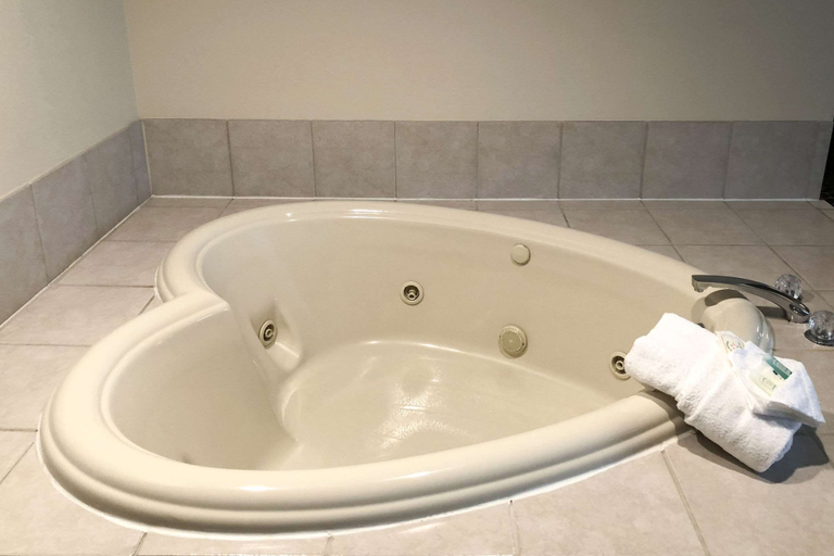 Bathroom 4, Quality Inn & Suites Boone - University Area, Watauga