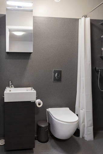 Bathroom 4, Keflavik's Ray of sunshine Hafnargata, Reykjanesbær