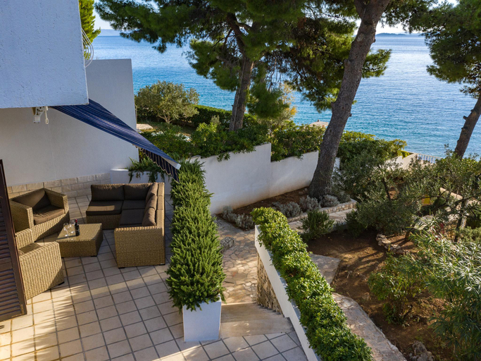 Others 5, Luxury Villa on the Beach w./ sunny Garden,Parking, Seget