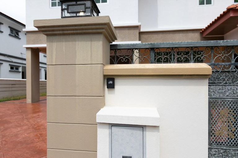 Exterior & Views