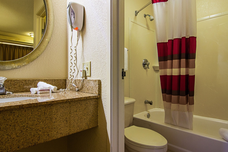Bathroom 3, Red Oak Inn Detroit - Southfield, Oakland