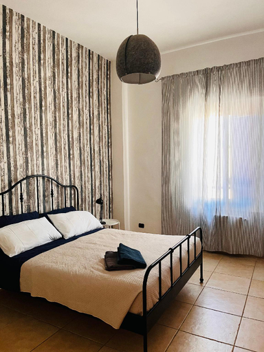 Bedroom, MAMO 1 casa vacanze in pieno centro città, Bari