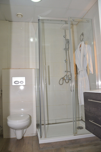 Bathroom 5, Suita Hotel, Mfoundi