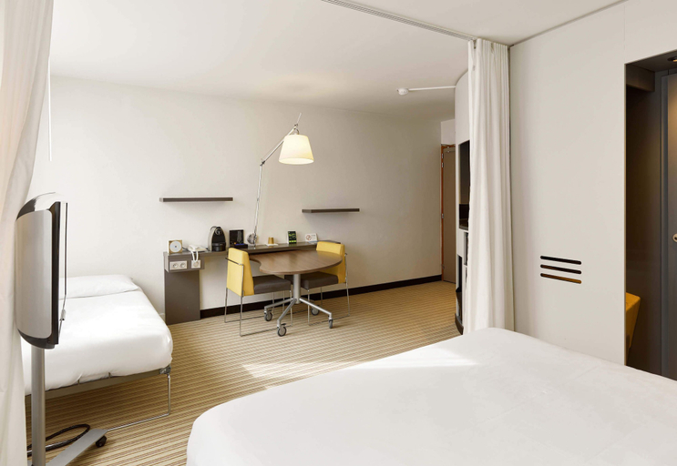 Bedroom 3, B&B HOME Rueil-Malmaison Gare, Hauts-de-Seine
