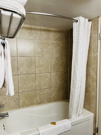 Bathroom 5, BCMInns Lloydminster, Division No. 17