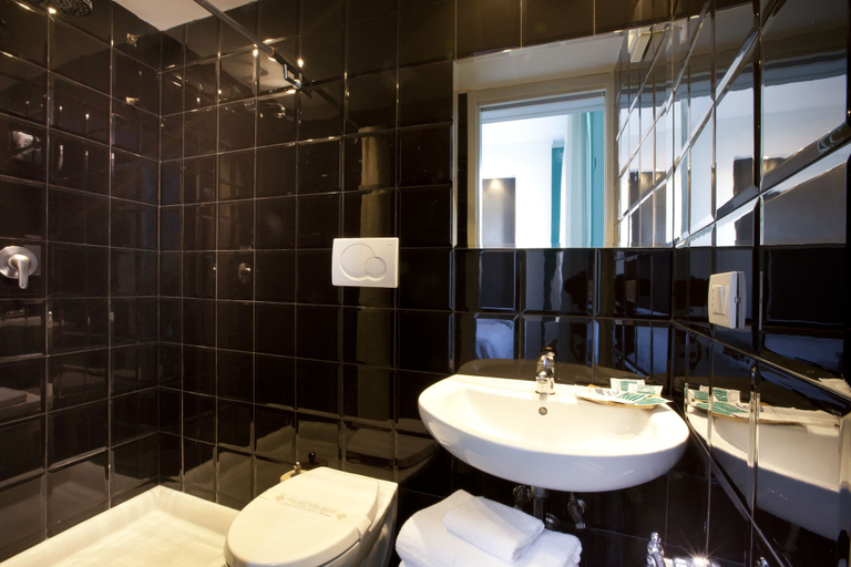 Bathroom 5, Sorrento Apartments, Napoli