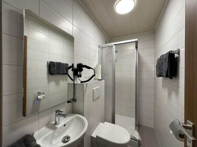 Bathroom 5, Pension Hubertus, Hof