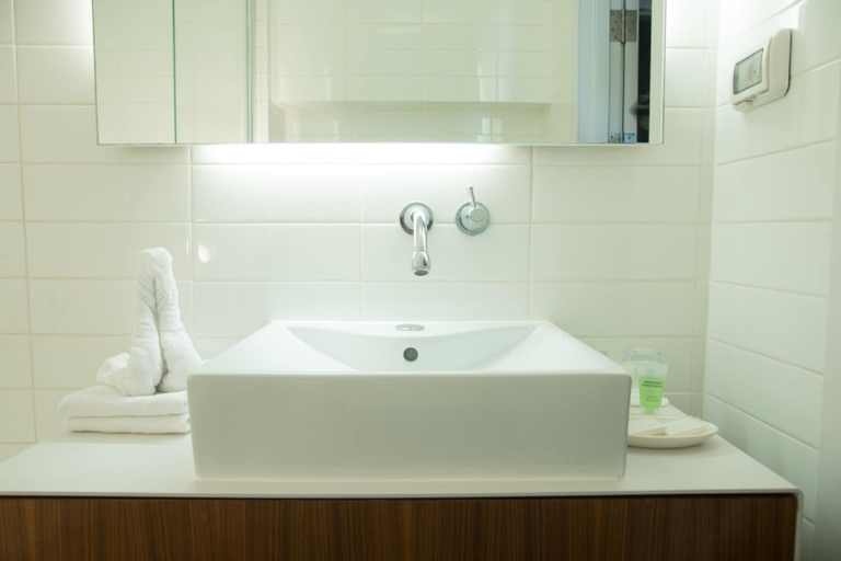 Bathroom 4, Prima Vera