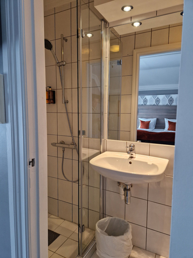 Bathroom 4, Dr. Holms Hotel, Hol