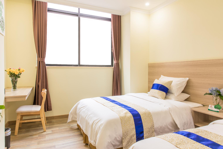Deluxe three-bed room-三床房|晚上9点至早上7点通宵接送机|白云机场, Guangzhou
