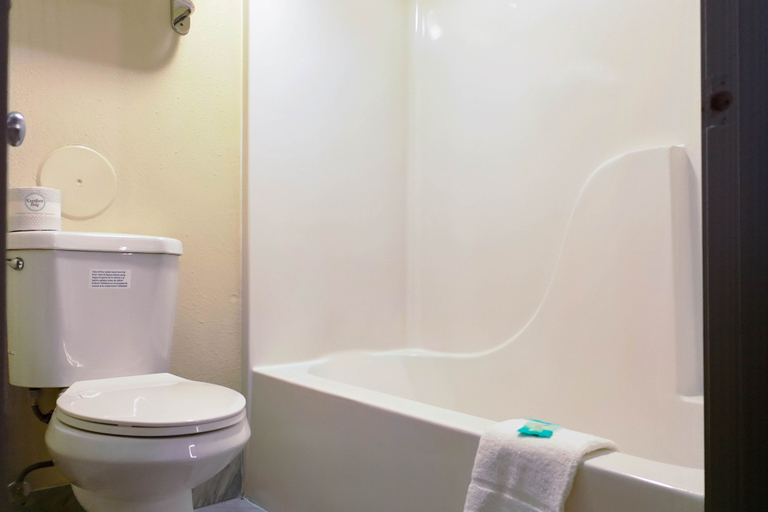 Bathroom 3, Super 8 by Wyndham Rockford I-90/Casino District, Winnebago