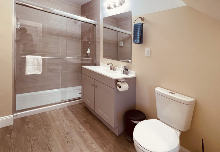 Bathroom 3, White Orchid Apartments, Lee