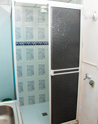 Bathroom 3, Chali, Retiro