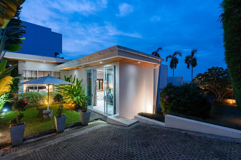 Exterior & Views