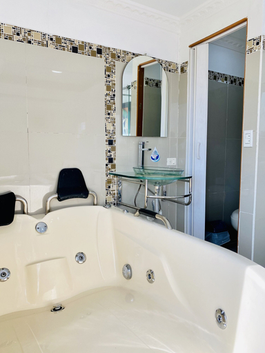 Bathroom 2, Hotel West California, Armenia